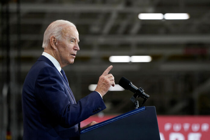 Biden: "Nómbrenme a un presidente de la historia reciente que haya hecho tanto"