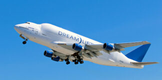 Un Boeing 747 pierde una de las ruedas del tren de aterrizaje durante el despegue