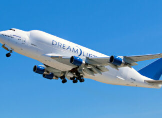 Un Boeing 747 pierde una de las ruedas del tren de aterrizaje durante el despegue
