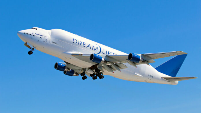 Un Boeing 747 pierde una de las ruedas del tren de aterrizaje durante el despegue