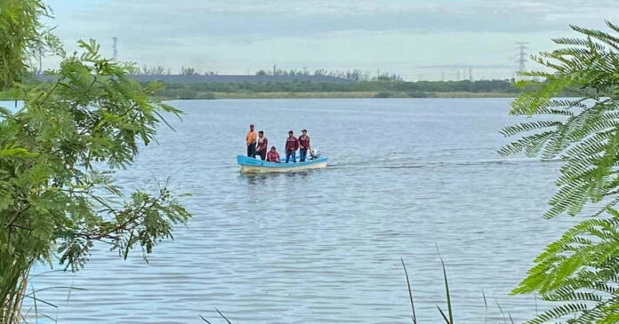 Un joven lleva a su novia a pescar y cae en una laguna llena de cocodrilos en México