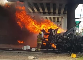 Tren de carga atraviesa las llamas luego de chocar contra una pipa de combustible en México Imagen Ilustrada