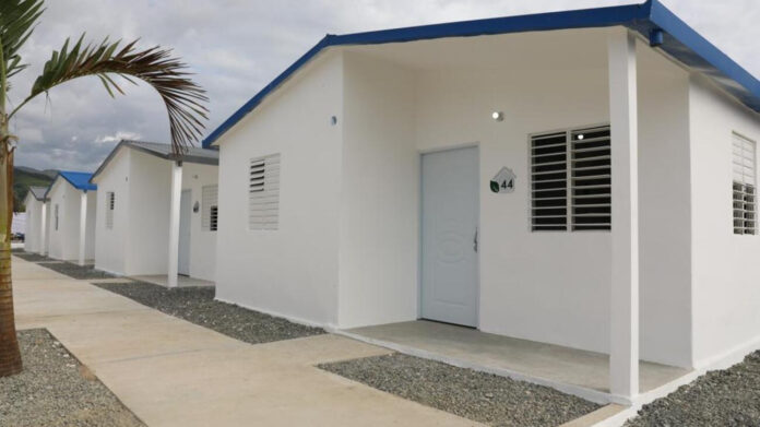 Presidente Abinader entrega 100 ecoviviendas totalmente amuebladas en Azua por más de RD 184 millones