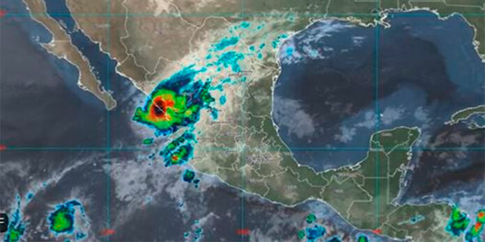 El huracán Orlene toca tierra en México