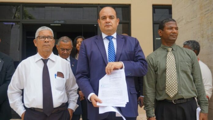 CARD y Fundación Primero Justicia depositan acción contra prohibición venta alcohol