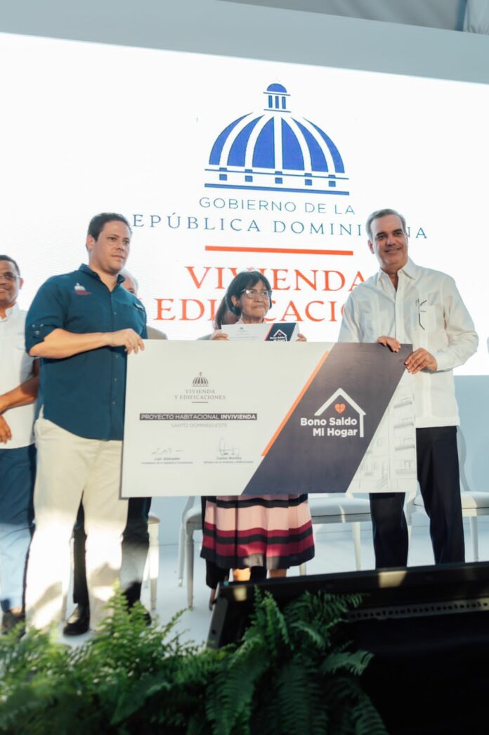 Gobierno entrega “Bono Saldo Mi Hogar" con una inversión de más RD$2,000 millones Gobierno entrega “Bono Saldo Mi Hogar" con una inversión de más RD$2,000 millones