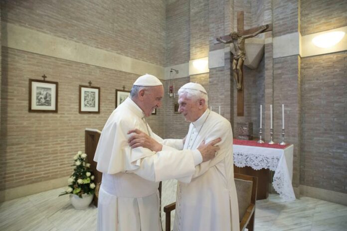 El papa Francisco (izquierda) y el papa emérito Benedicto XVI (derecha). (The Associated Press)