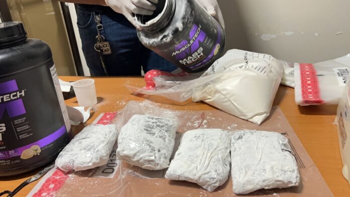 Ocupan once paquetes de marihuana en potes de proteínas