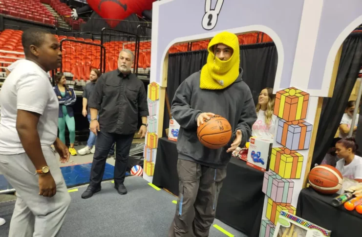 Bad Bunny entrega regalos de navidad a niños Imagen Ilustrada