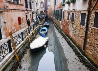 Canales de Venecia casi secos por inusuales y prolongadas mareas bajas