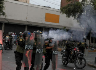 España suspende la exportación de material antidisturbios a Perú