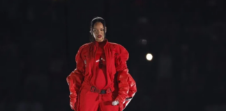 Rihanna revela su embarazo en presentación de Super Bowl