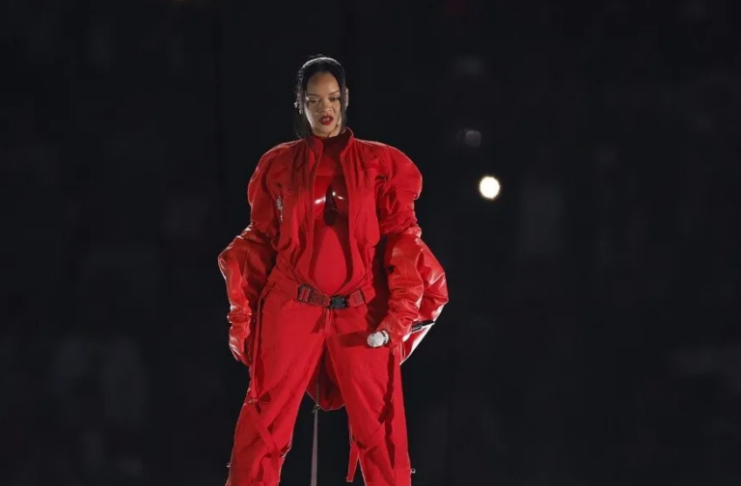 Rihanna revela su embarazo en presentación de Super Bowl