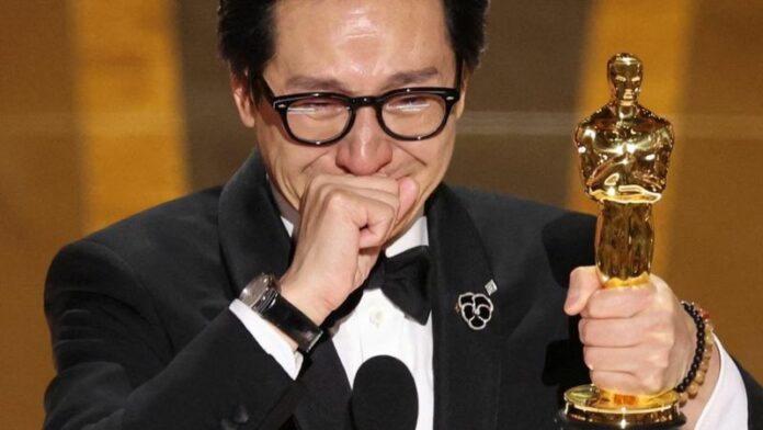 "¡Mamá, acabo de ganar un Oscar! Dicen que historias como esta solo ocurren en las películas. No puedo creer que esto me esté pasando a mí". Un emocionado Ke Huy Quan recogía entre lágrimas uno de los primeros galardones de la noche en la 95ª edición de los Oscar que se celebró este domingo en Los Ángeles. Tras dar las gracias a su madre y al resto de su familia, el actor vietnamita-estadounidense dedicó el premio a su esposa. "Le debo todo al amor de mi vida, mi mujer, Echo, quien mes tras mes, año tras año, me dijo que algún día llegaría mi momento", expresó.