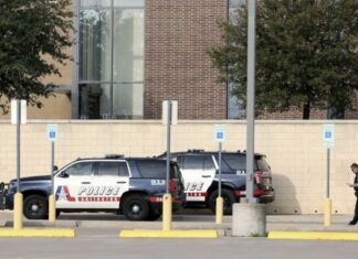 Arrestan estudiante tras matar uno y herir otro en escuela de Texas