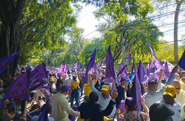 Dispersan a simpatizantes del PLD con bombas lacrimógenas en Palacio de Justicia