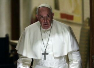 Estado de salud del papa Francisco mejora y reanuda sus labores