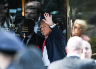 Ex presidente de EEUU Donald Trump está oficialmente detenido