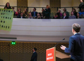 Manifestantes interrumpen un discurso de Macron