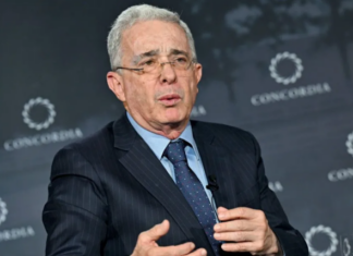 Citan a Álvaro Uribe por denuncia de calumnia contra un periodista