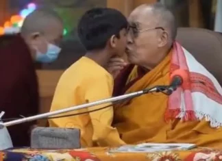 Dalái lama besa en la boca a un niño y le pide que le chupe la lengua en un acto público