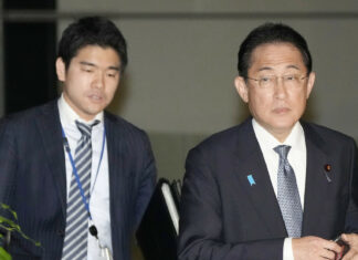Primer ministro japonés despide a su hijo de un cargo gubernamental tras tomarse fotos inapropiadas en su residencia