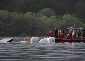 Un barco con unos 20 supuestos agentes de inteligencia a bordo naufraga en un lago de Italia