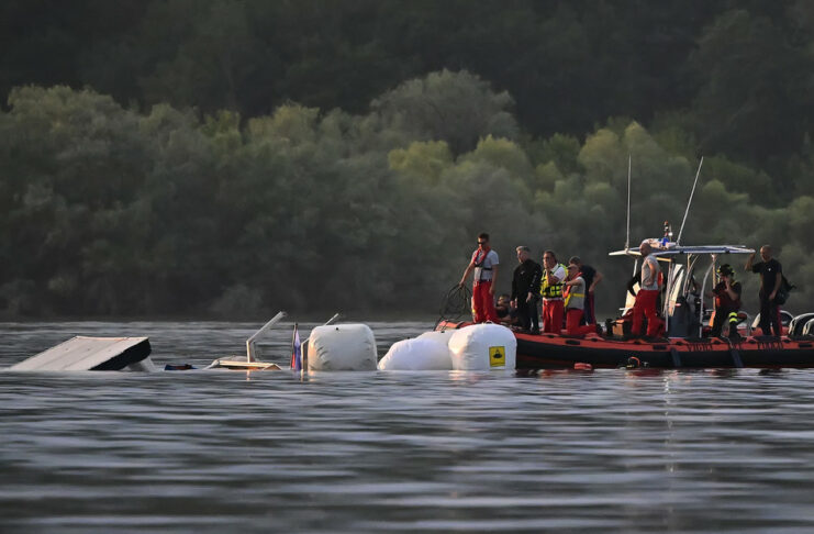 Un barco con unos 20 supuestos agentes de inteligencia a bordo naufraga en un lago de Italia