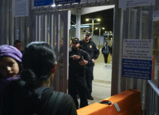 El ‘cuello de botella’ del sistema de asilo en EE.UU. obliga a migrantes a acampar en la frontera