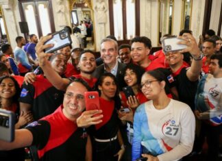 Presidente promete completar becas a estudiantes ganadores de competencia NASA