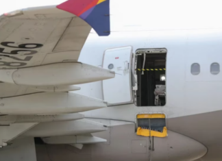 12 heridos tras pasajero abrir puerta de emergencia de un avión en pleno vuelo