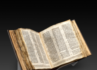 Subastan la biblia hebrea más antigua del mundo por un precio récord