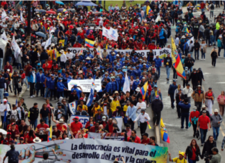 Cientos de personas se concentran en Quito por el juicio político a Lasso
