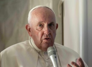 La operación de hernia abdominal a la que fue sometido hoy el papa Francisco en el hospital Gemelli de Roma, para la que ha tenido que recibir anestesia general, ha terminado sin complicaciones, confirmó el Vaticano.
