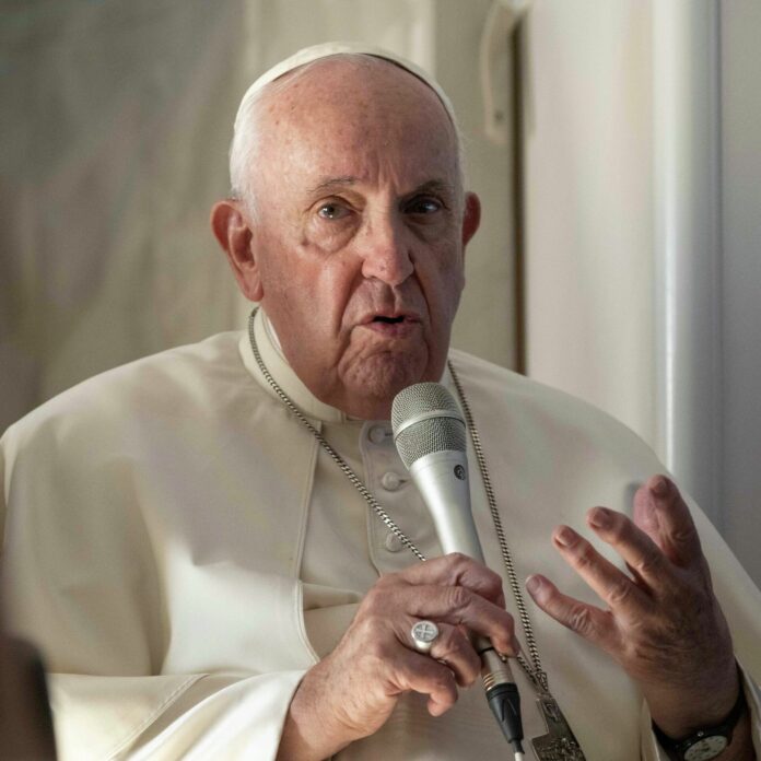Concluye con éxito la operación del papa Francisco La operación de hernia abdominal a la que fue sometido hoy el papa Francisco en el hospital Gemelli de Roma, para la que ha tenido que recibir anestesia general, ha terminado sin complicaciones, confirmó el Vaticano.