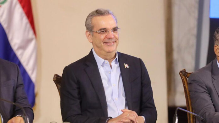 Abinader proyecta en 4 años RD logre meta de que no exista vertedero a cielo abierto El presidente Luis Abinader manifestó que, si se continúa con el trabajo mancomunado que se ha realizado a través del Fideicomiso DO Sostenible, a más tardar en cuatro años se podrá lograr la meta de que en la República Dominicana no exista ningún vertedero a cielo abierto y que el país sea ejemplo del manejo de residuos sólidos no solamente en la región sino, en todo el mundo.