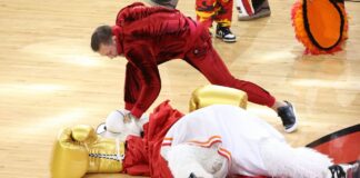 El boxeador irlandés de artes marciales mixtas Conor McGregor golpeó y dejó herida a la persona detrás del disfraz de Burnie, la mascota del equipo de baloncesto de los Heat de Miami, durante un acto promocional que salió mal.