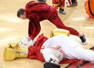 El boxeador irlandés de artes marciales mixtas Conor McGregor golpeó y dejó herida a la persona detrás del disfraz de Burnie, la mascota del equipo de baloncesto de los Heat de Miami, durante un acto promocional que salió mal.
