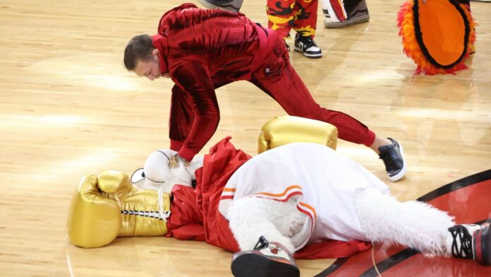 El boxeador irlandés de artes marciales mixtas Conor McGregor golpeó y dejó herida a la persona detrás del disfraz de Burnie, la mascota del equipo de baloncesto de los Heat de Miami, durante un acto promocional que salió mal.
