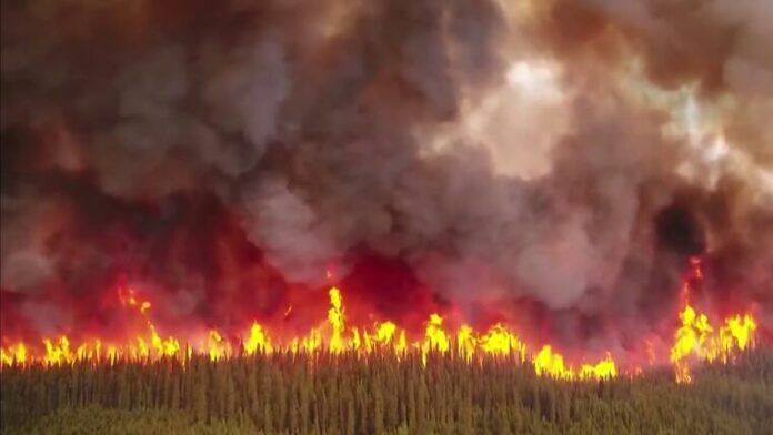 El primer ministro canadiense, Justin Trudeau, ha anunciado este miércoles la llegada de "cientos de bomberos estadounidenses" a Canadá para hacer frente a los incendios que afectan a varias zonas del país, cuyo humo ha alcanzado algunos puntos de la costa este de Estados Unidos.