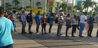 La mañana de este martes se registran largas filas en distintas paradas el Metro del Santo Domingo debido al paro de labores de los conductores por presuntas irregularidades en la desvinculación de decenas de empleados.