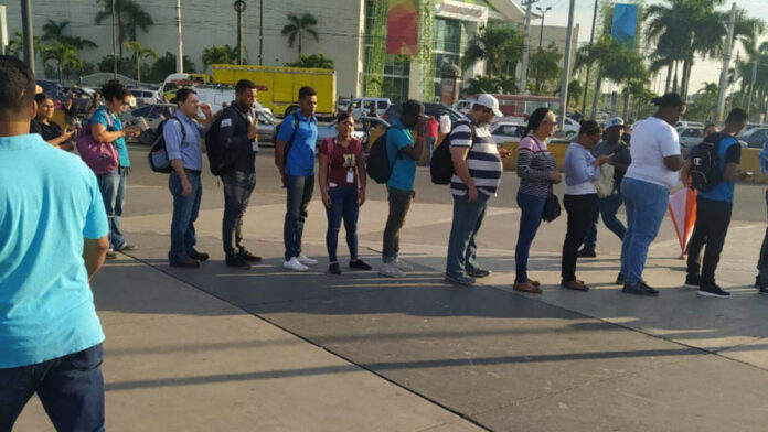 Largas filas en estaciones del Metro por paro de labores La mañana de este martes se registran largas filas en distintas paradas el Metro del Santo Domingo debido al paro de labores de los conductores por presuntas irregularidades en la desvinculación de decenas de empleados.