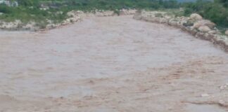 LOS TEMPESTUOSOS aguaceros dejados por la vaguada sobre el país desbordaron ríos y arroyos, inundaron predios agrícolas e incomunicaron a muchas comunidades sureñas.