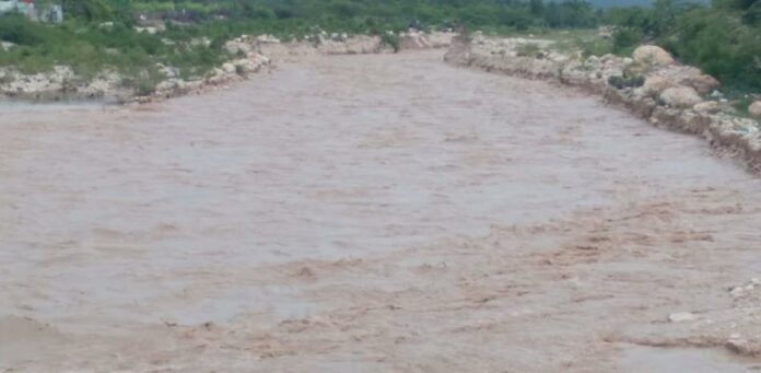 LOS TEMPESTUOSOS aguaceros dejados por la vaguada sobre el país desbordaron ríos y arroyos, inundaron predios agrícolas e incomunicaron a muchas comunidades sureñas.