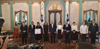 El presidente Luis Abinader entregó este martes una condecoración póstuma a familiares del fallecido ministro de Medio Ambiente, Orlando Jorge Mera, al cumplirse el primer aniversario de su muerte.