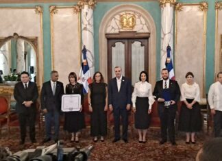 Presidente Abinader condecora de manera póstuma a Orlando Jorge Mera El presidente Luis Abinader entregó este martes una condecoración póstuma a familiares del fallecido ministro de Medio Ambiente, Orlando Jorge Mera, al cumplirse el primer aniversario de su muerte.
