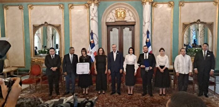 El presidente Luis Abinader entregó este martes una condecoración póstuma a familiares del fallecido ministro de Medio Ambiente, Orlando Jorge Mera, al cumplirse el primer aniversario de su muerte.