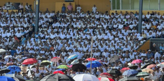 Miles de creyentes de la fe católica participaron en la tradicional procesión del Santísimo Sacramento y en la eucaristía celebrada por el Día de Corpus Christi, en el Estadio Cibao, Santiago.