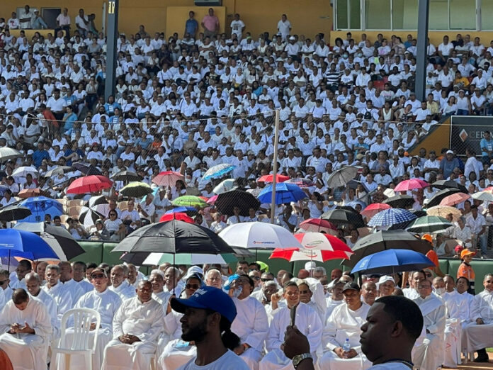 Tradicional eucaristía por Corpus Christi fue celebrada en Santiago Miles de creyentes de la fe católica participaron en la tradicional procesión del Santísimo Sacramento y en la eucaristía celebrada por el Día de Corpus Christi, en el Estadio Cibao, Santiago.
