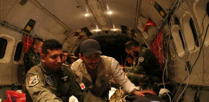 Niños dan detalles de 40 días desgarradores Los cuatro niños indígenas que sobrevivieron 40 días en la selva amazónica colombiana tras estrellarse la avioneta en que viajaban han compartido detalles limitados pero desgarradores de su terrible experiencia con familiares, incluido que su madre estuvo con vida durante varios días después del accidente.